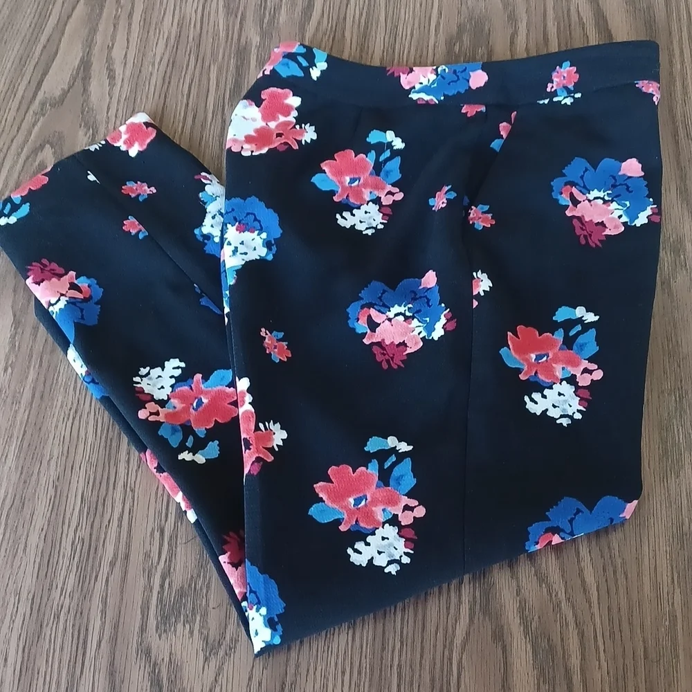 Vince Camuto Red Blue Floral Skinny Black Pants, front pockets, Sz 8